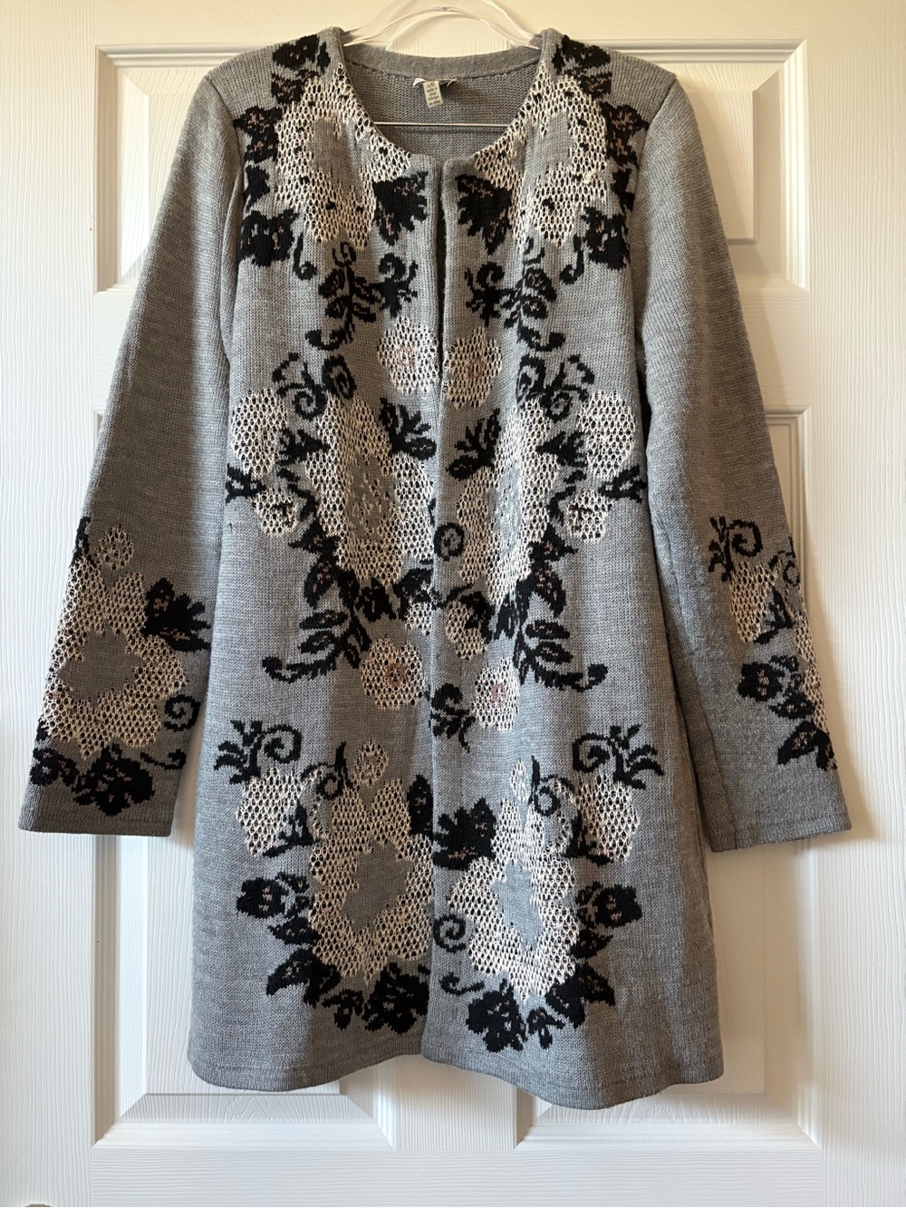 Cupio Cottage Core Gray Knit Floral Cardigan with Black Accent Size Large